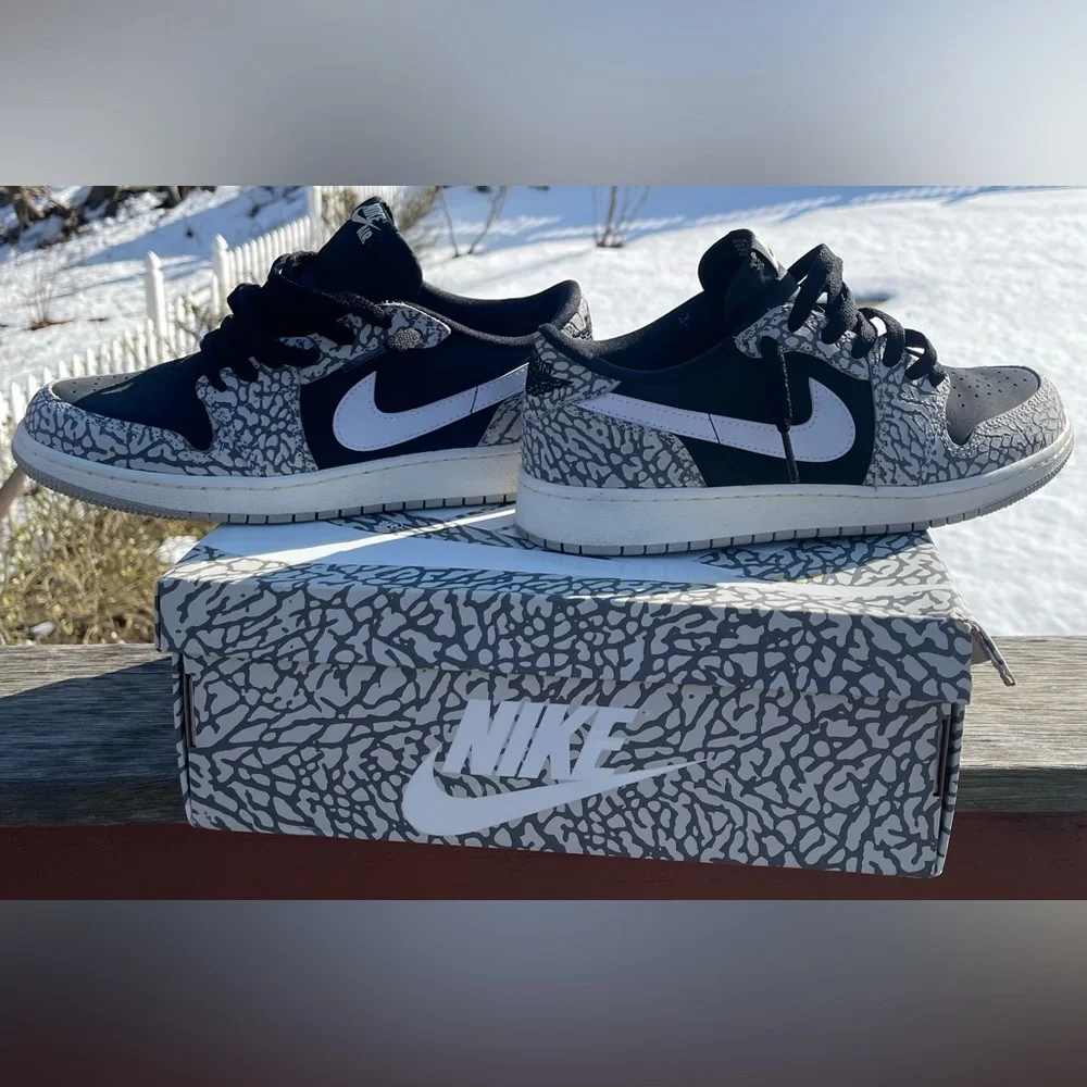 Air Jordan 1 Retro Low OG - Picture 2 of 3